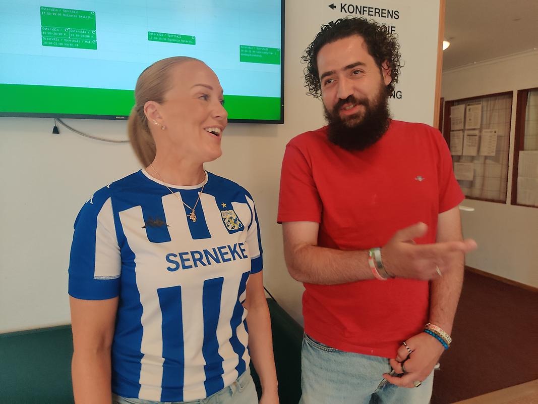 Cissi och Fuad står bredvid varandra, ser glada ut och pratar