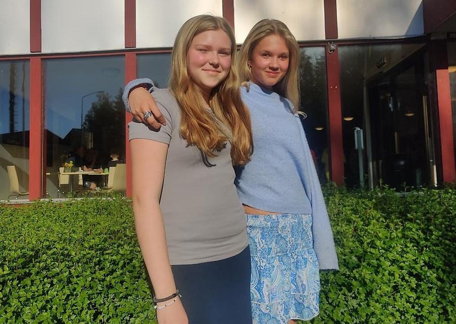 Linnea och Elsa framför Östervåla fritidsgård