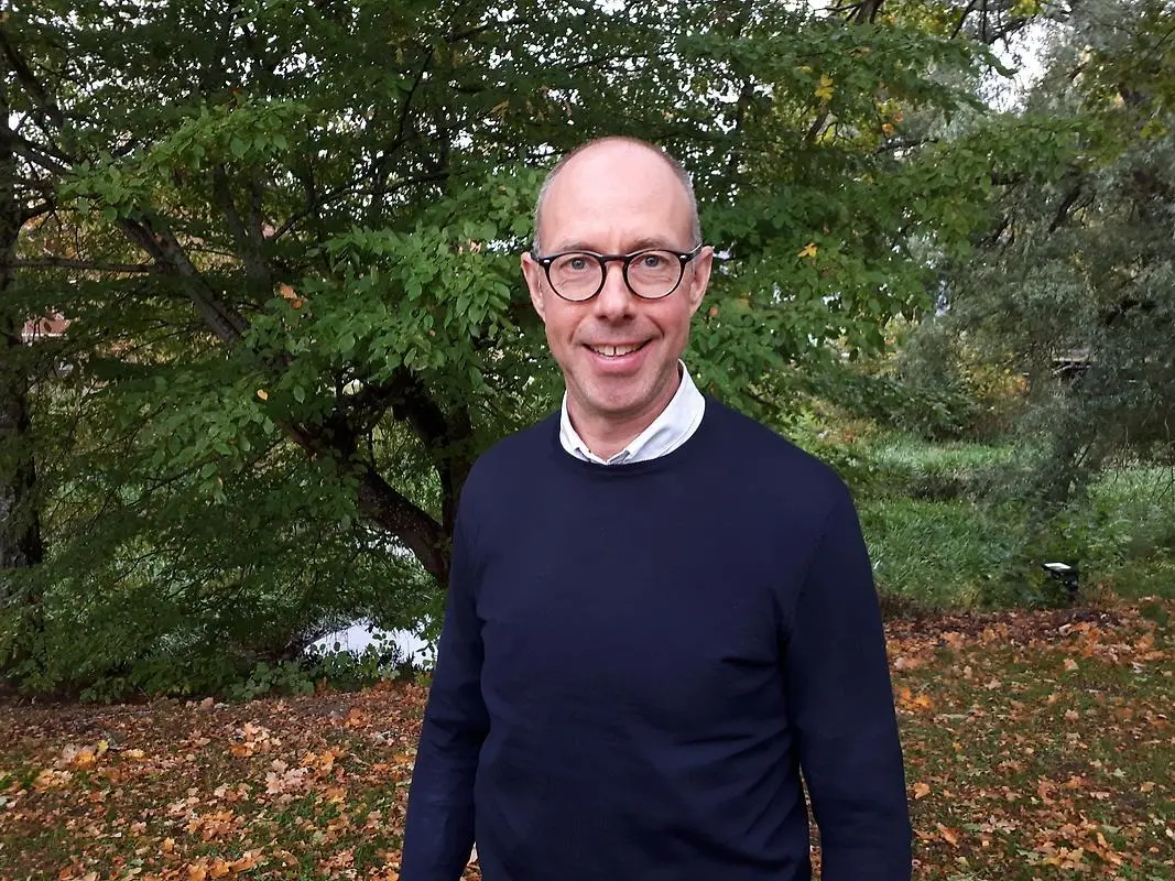 Händer håller i jord
