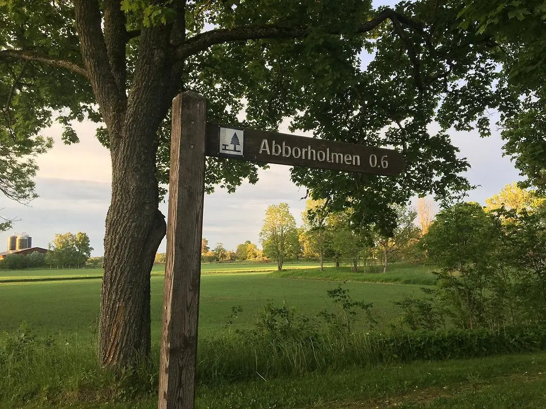 Skylt mot Aborrholmen i Aspnäs naturreservat