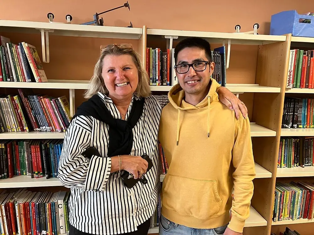 Ali tillsammans med rektor Maygunn