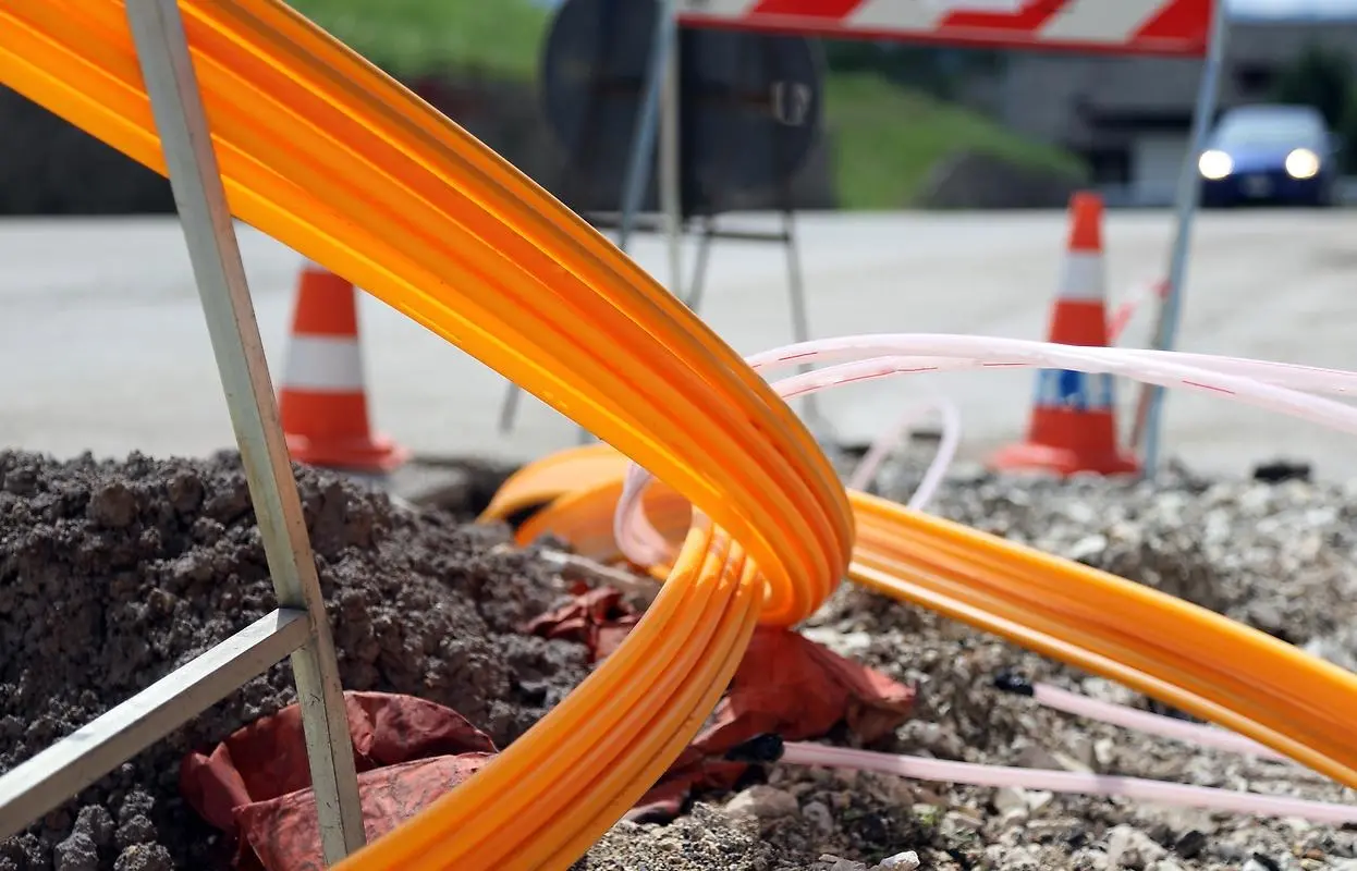 Rulle med kabel för dragning av fiber