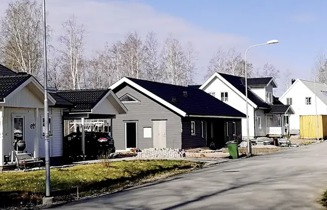 Nybyggda hus på en gata i Vittinge