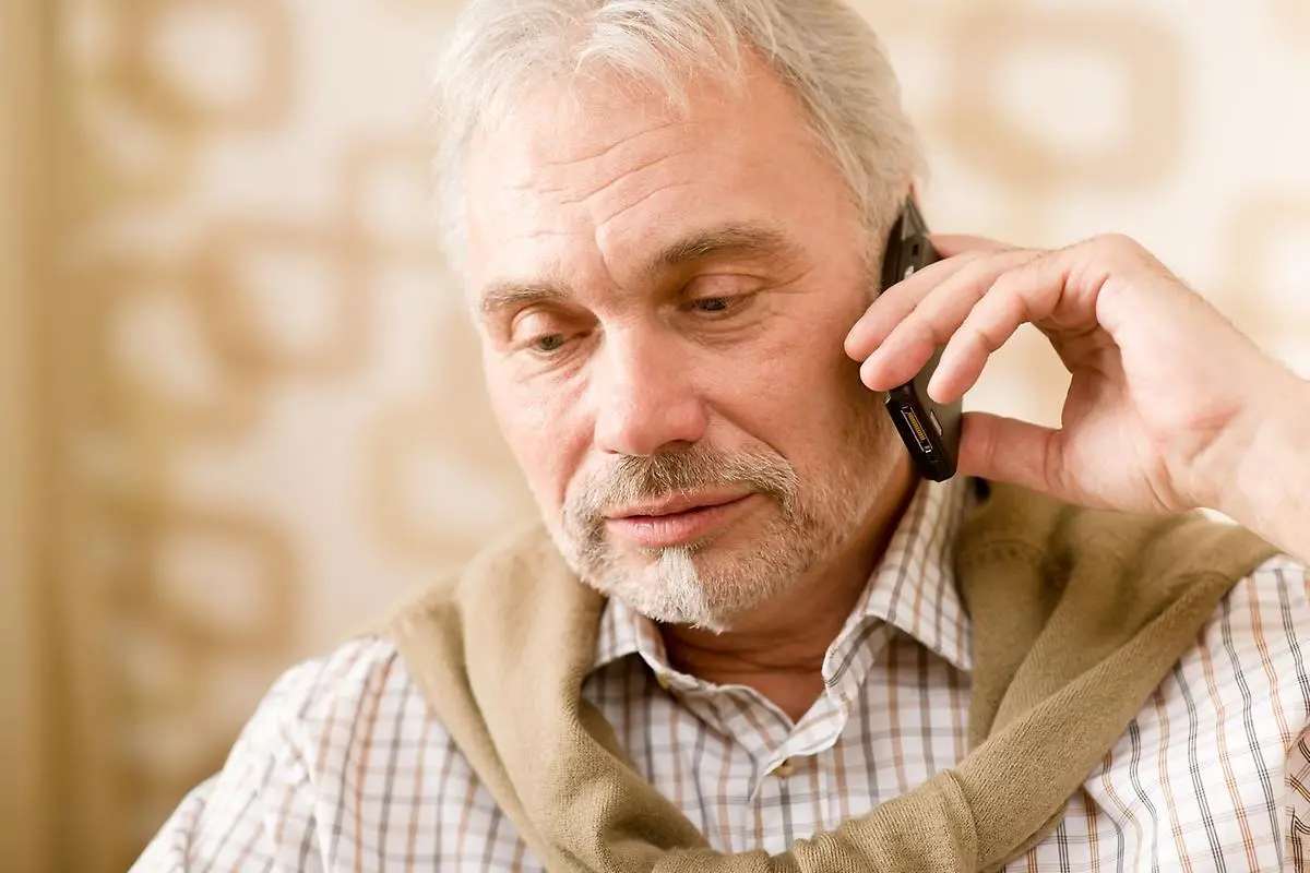 Man pratar i telefon