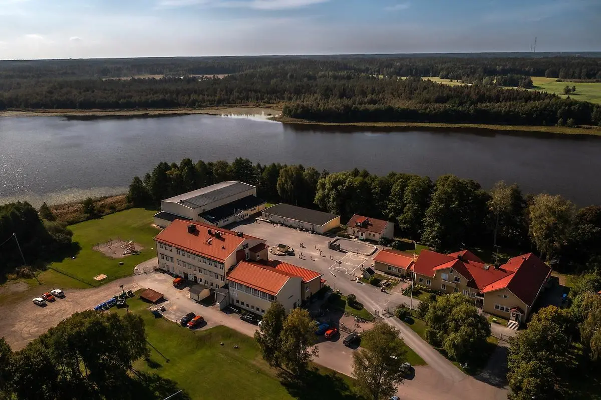 Vy över sjö i Morgongåva. Morgongåva skola syns också.