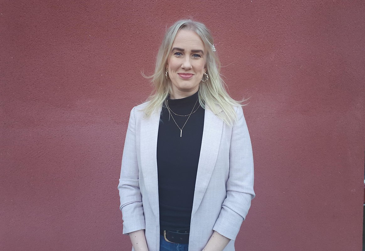 Händer håller i jord