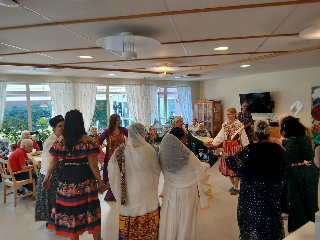 Medarbetare dansar folkdanser från sina respektive länder