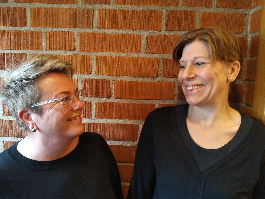 Händer håller i jord