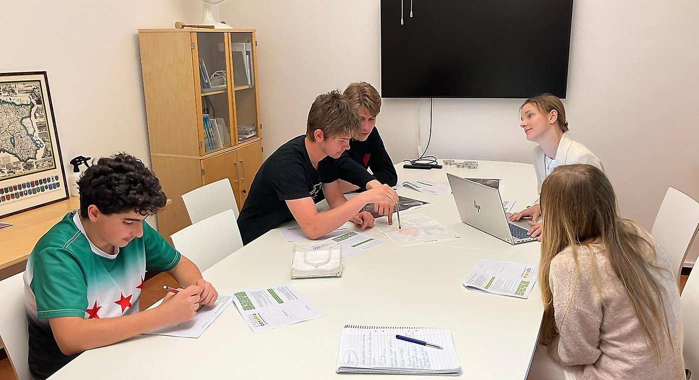 Delar av ungdomsrådet diskuterar tillsammans med Julia Persson, planarkitekt, Heby kommun