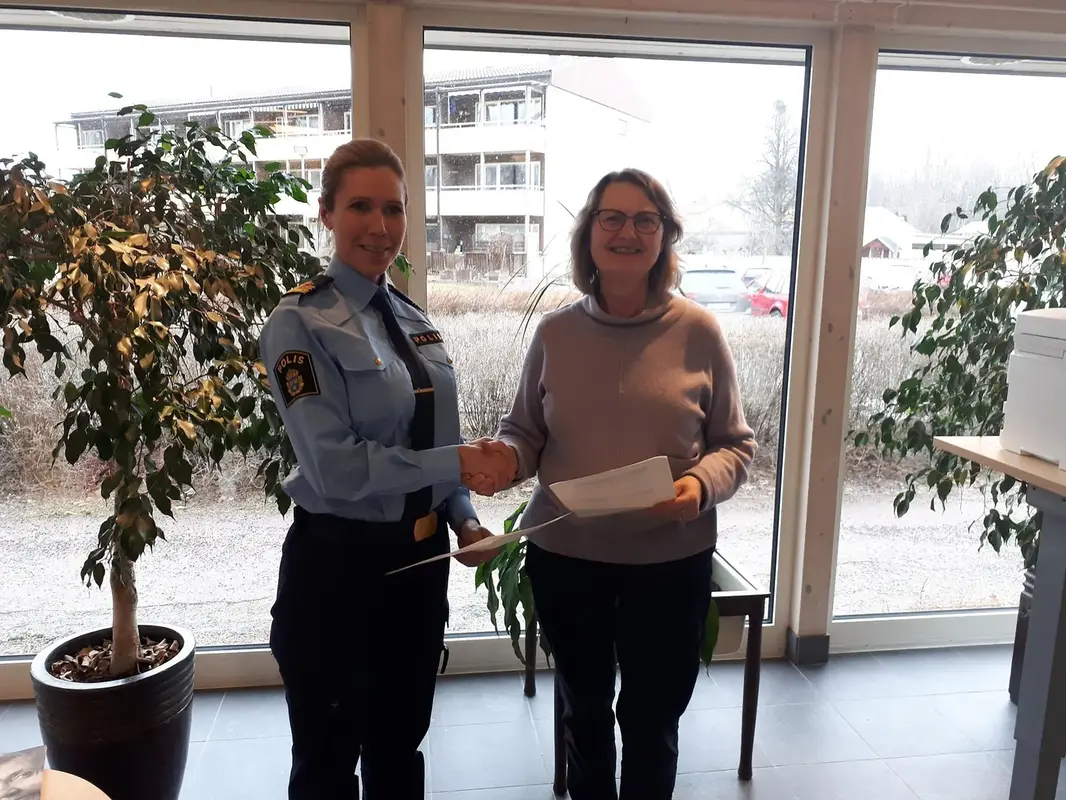 Händer håller i jord