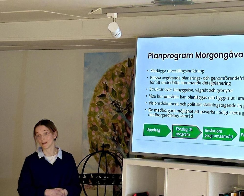 Händer håller i jord