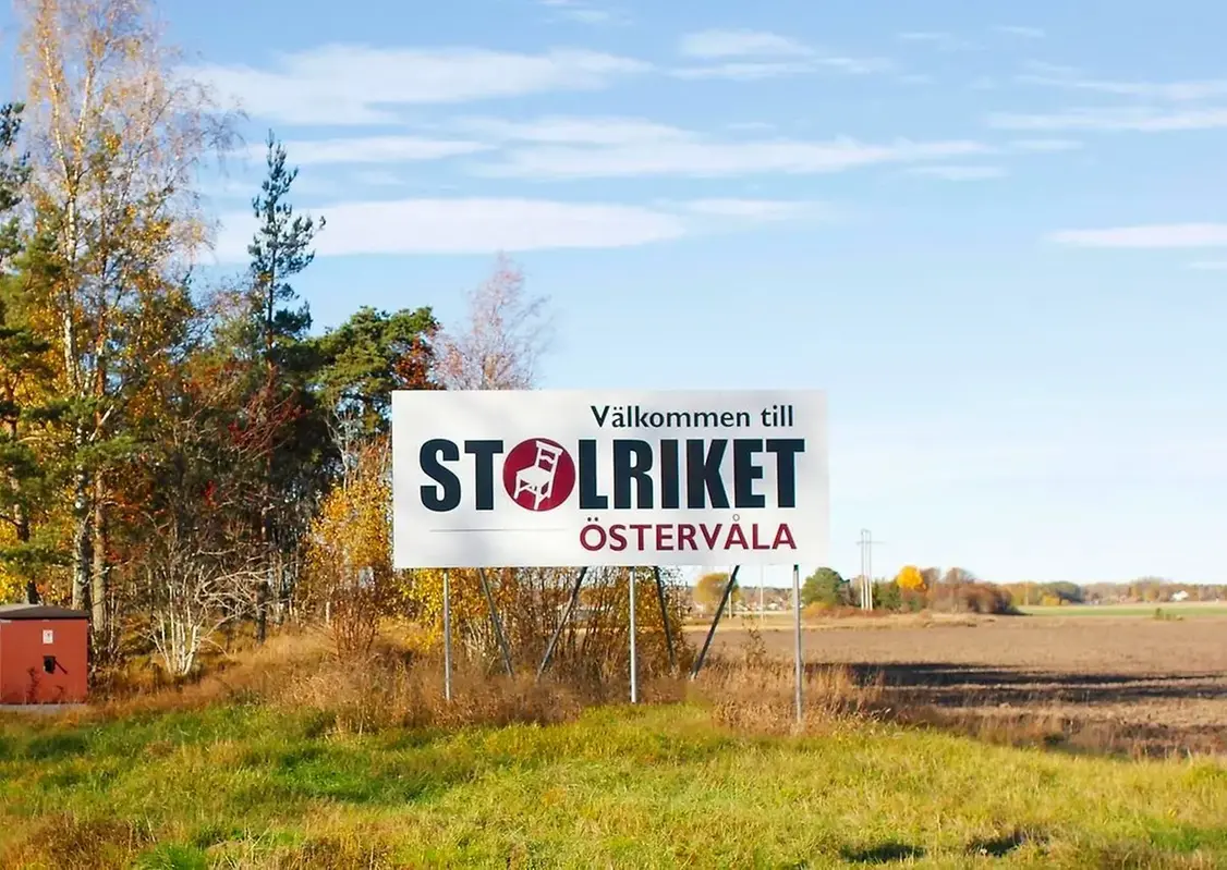 Östervåla välkomstskylt med texten "Välkommen till stolriket Östervåla"