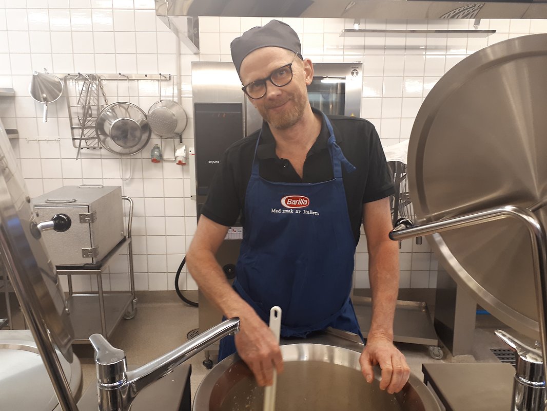 Händer håller i jord