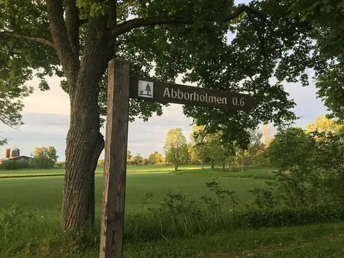 Skyltat mot Aborreholmen i aspnäs naturreservat