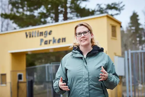Sofie Linderberg, ordförande i Vittinge byalag utomhus, tittar leende in i kameran