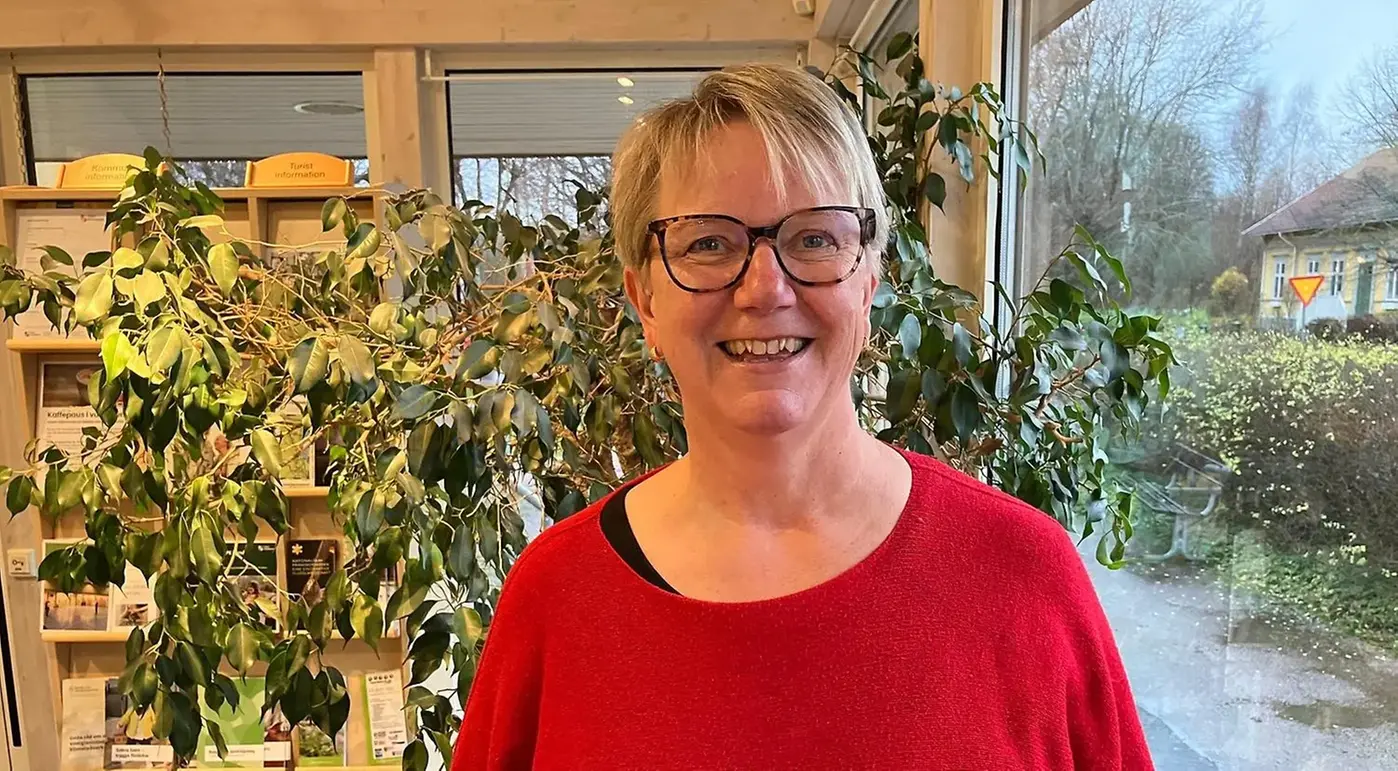 Händer håller i jord