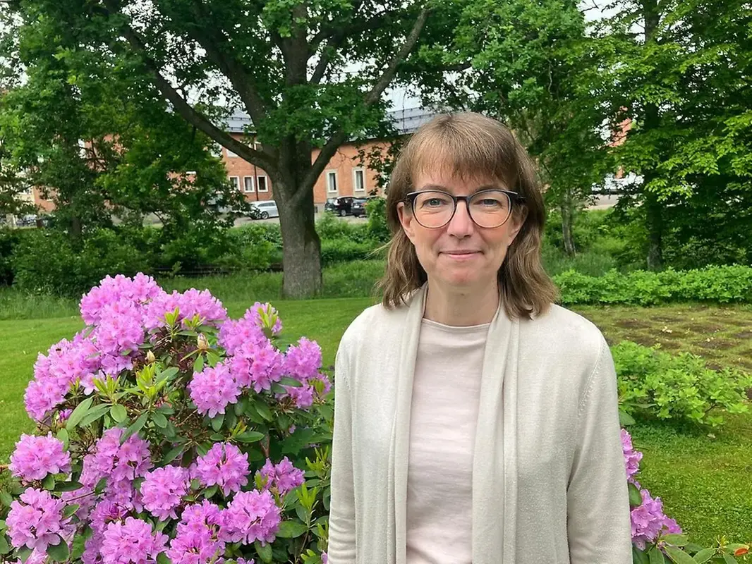 Händer håller i jord
