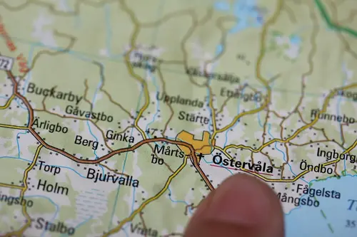 Kartbild med finger som pekar på Östervåla