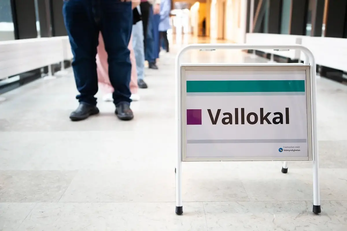 Händer håller i jord