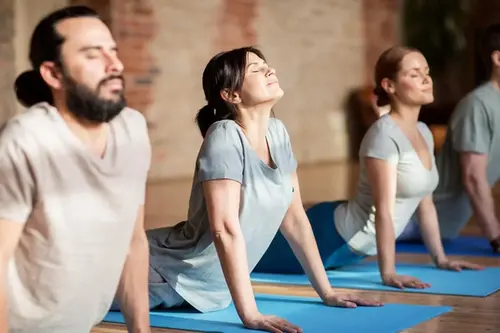 Personer gör yoga