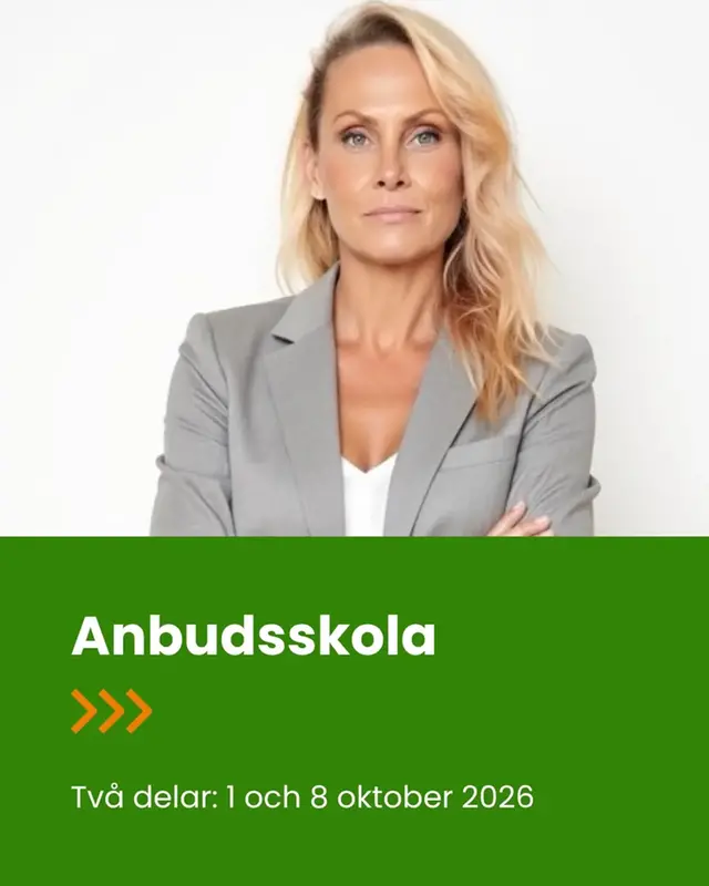 Personer sitter tunt ett skrivbord och tittar/läser på papper