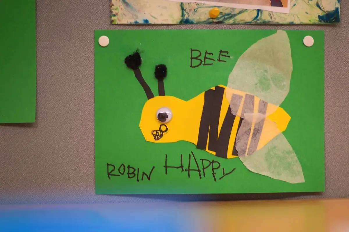 Teckning av ett bi med texten bee happy