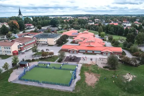 Heby samhälle och Heby skola i vy ovanifrån