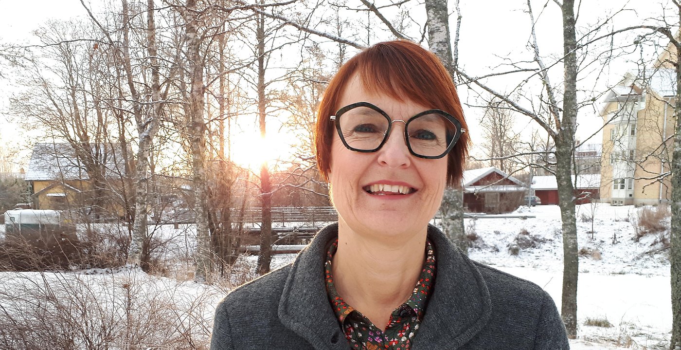 Händer håller i jord