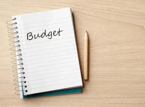 Block där det står Budget. Bredvid ligger en penna.