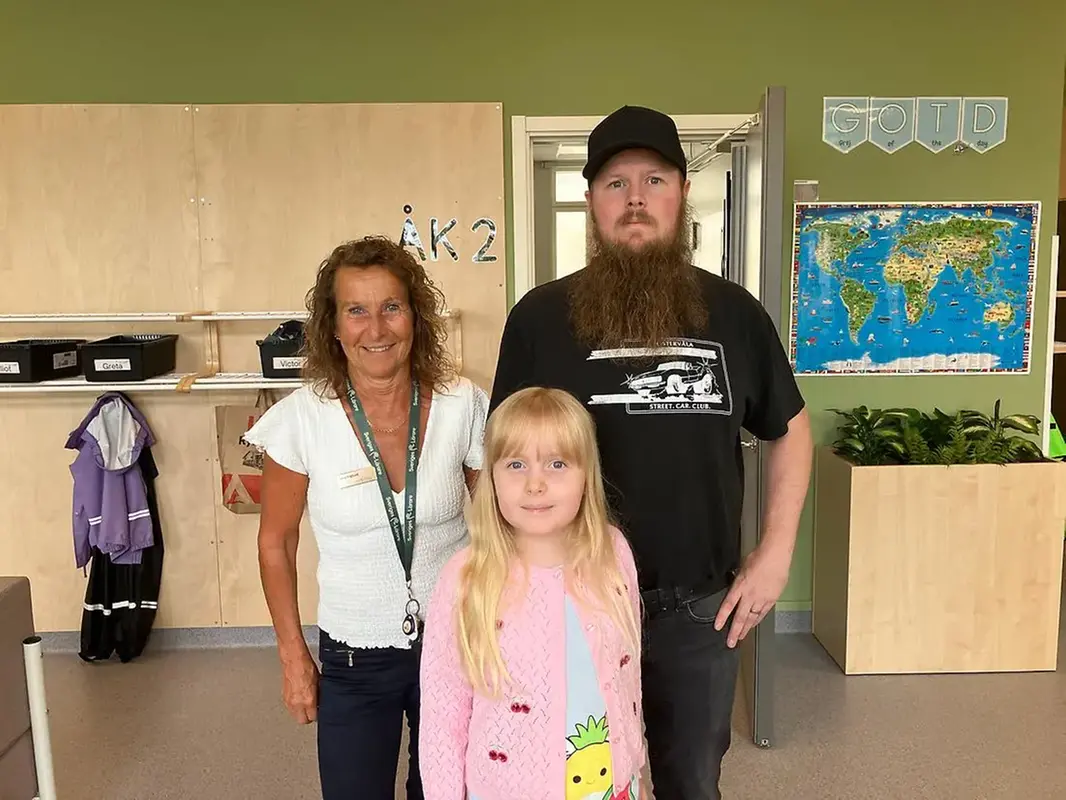 Marcus Thorén med dottern Greta Pettersson och deras gemensamma lärare Lena Englund