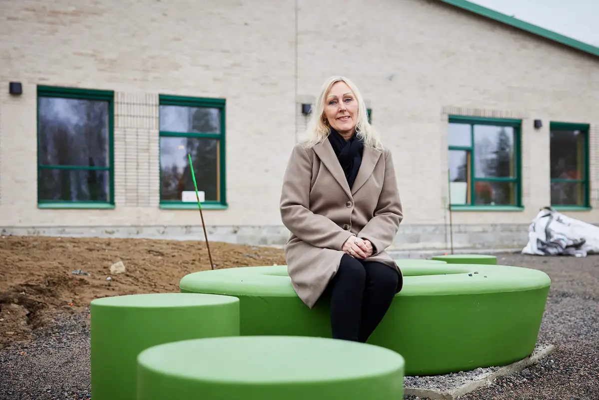 Maria Byström, rektor, utanför Vittinge förskola och skola
