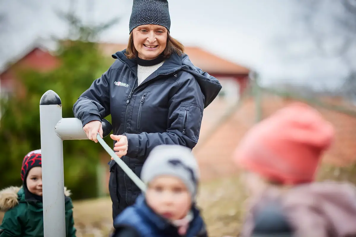 Cina Andersson, förskolelärare ute tillsammans med barnen