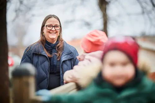 Anne Orvendal ute tillsammans med barnen