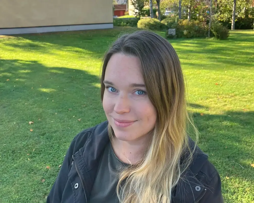 Händer håller i jord