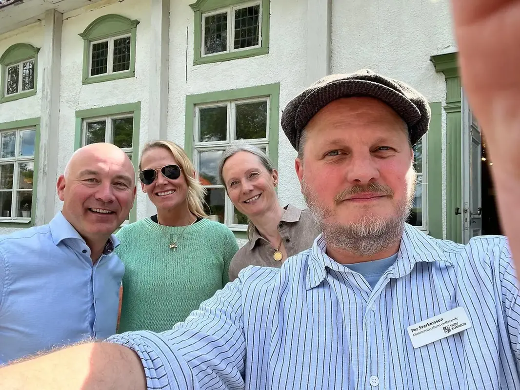 Hans Borneroth, ägare av Harbonäs Säteri, Maria Bergström, näringslivsstrateg, Joanna Davies, ägare av Harbonäs Säteri och Per Sverkersson (S), kommunstyrelsens ordförande