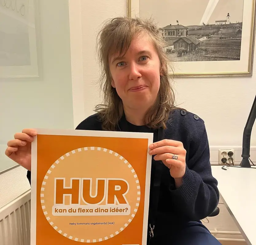 Händer håller i jord