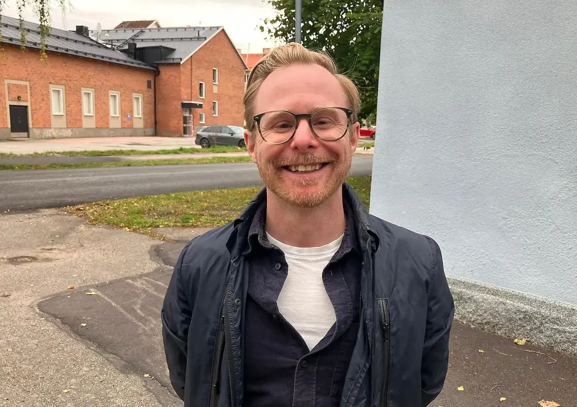 Händer håller i jord