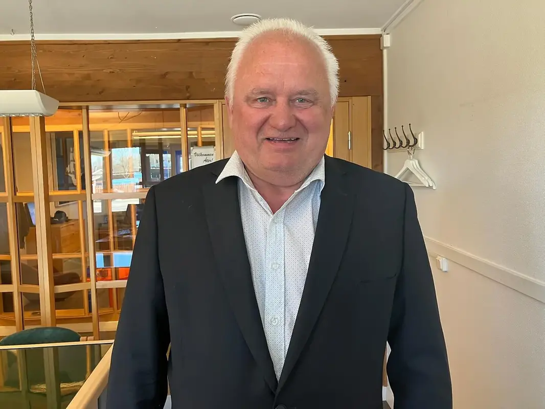 Händer håller i jord