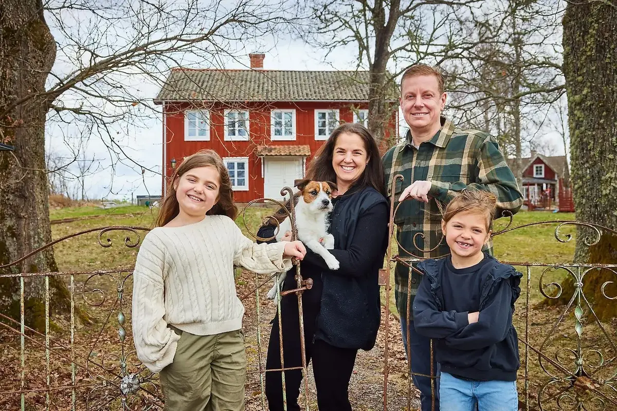 Familjen som äger Vittinge Gourmelada framför sitt hus i Vittinge